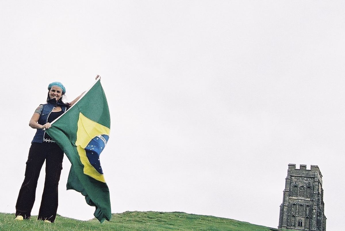 Kenia em Glastonbury Tor, Inglaterra