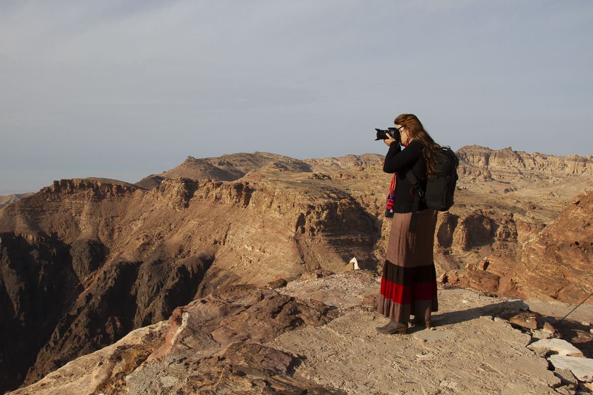 Kenia fotografando o desfiladeiro de Petra, Jordânia